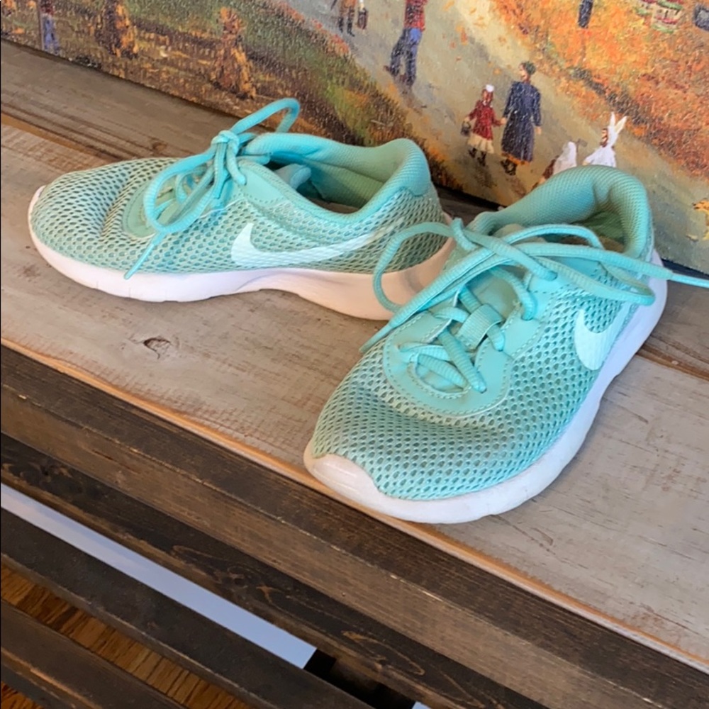 Girls Nike tennis shoes